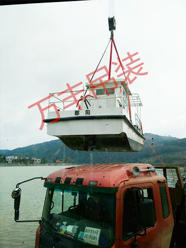 保障海事局配给各村渡船吊装4